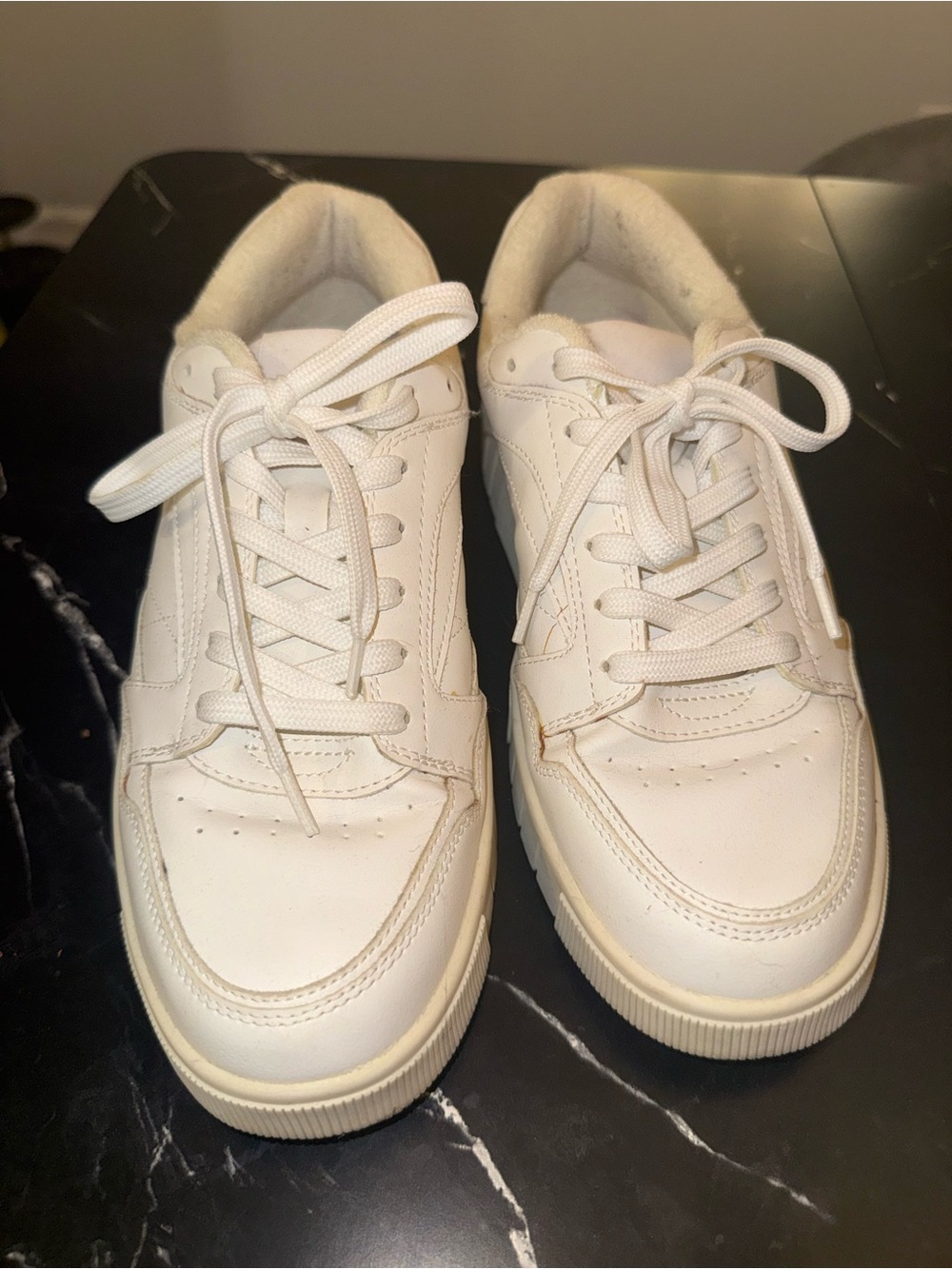 Men's Classic White Low-Top Sneakers
Zara